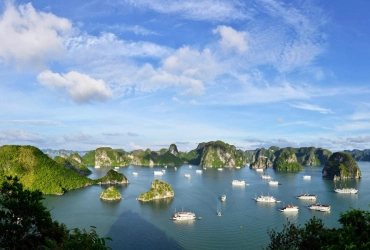 Ha Noi – Baie d’Ha Long (B, L, D)  Guide anglophone à bord