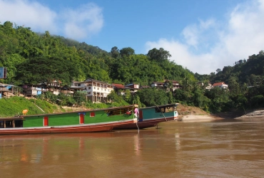 Chiang Khong – Huay Xay – Pakbeng (B, L, D) Croisière partagée – Guide anglophone à bord