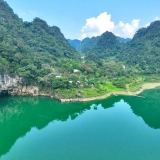 Camping sur la colline naturelle du lac Thang Hen