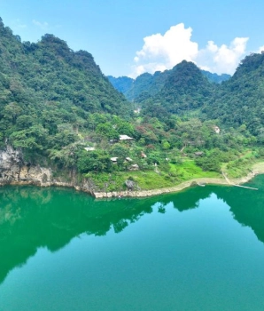 Camping sur la colline naturelle du lac Thang Hen