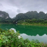 Camping sur la colline naturelle du lac Thang Hen