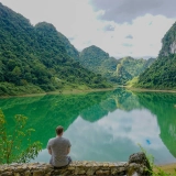 Camping sur la colline naturelle du lac Thang Hen