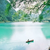 Camping sur la colline naturelle du lac Thang Hen