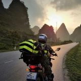 Exploration en moto de la grotte de Pac Bo