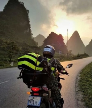 Exploration en moto de la grotte de Pac Bo