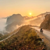 Exploration en moto de la grotte de Pac Bo