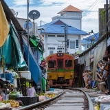 Une journée à Kanchanaburi : Exploration du marché coloré de Damnoen Saduak