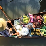 Une journée à Kanchanaburi : Exploration du marché coloré de Damnoen Saduak